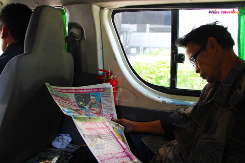 Pembe manşetli spor gazetesini okuyan adam, Bangkok
